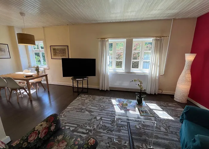 „altes Forsthaus“ Am Schloss 于尔岑